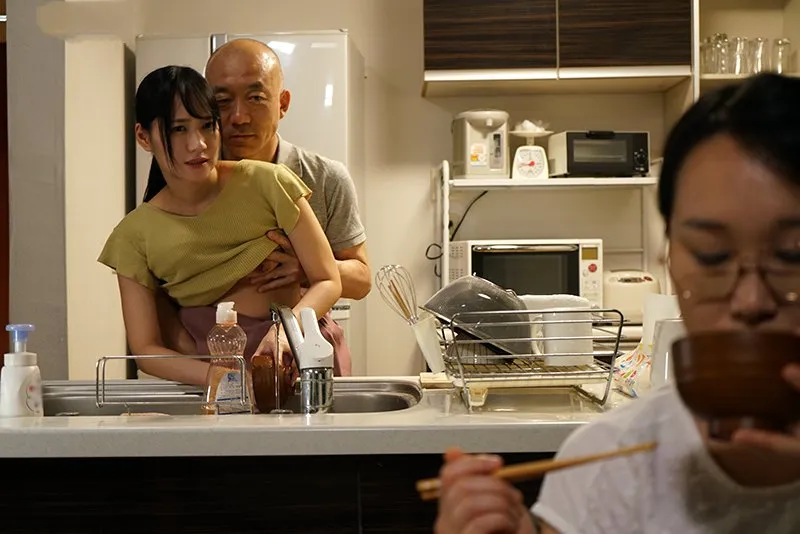 Gã chồng quan hệ con gái riêng của vợ yêu khi biết cô vợ không thể sinh con cho mình