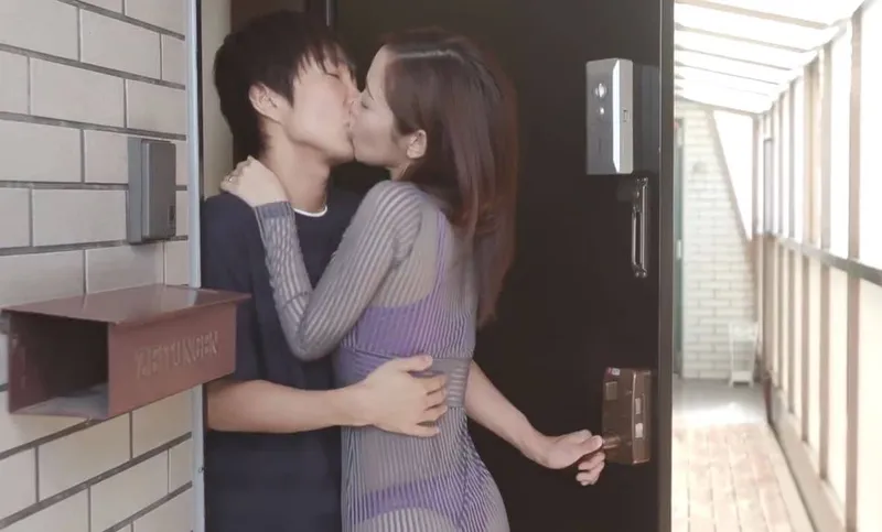 Cô nàng cạnh nhà với chiếc quần lót lọt khe và cậu nhóc cạnh nhà may mắn