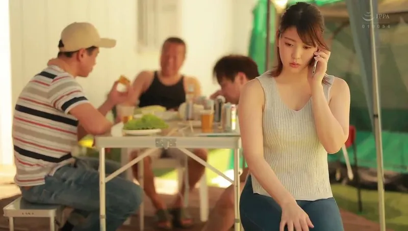 Anh xã khờ để người vợ tham gia sự kiện cắm trại với mấy gã cạnh bên nhà và cái kết