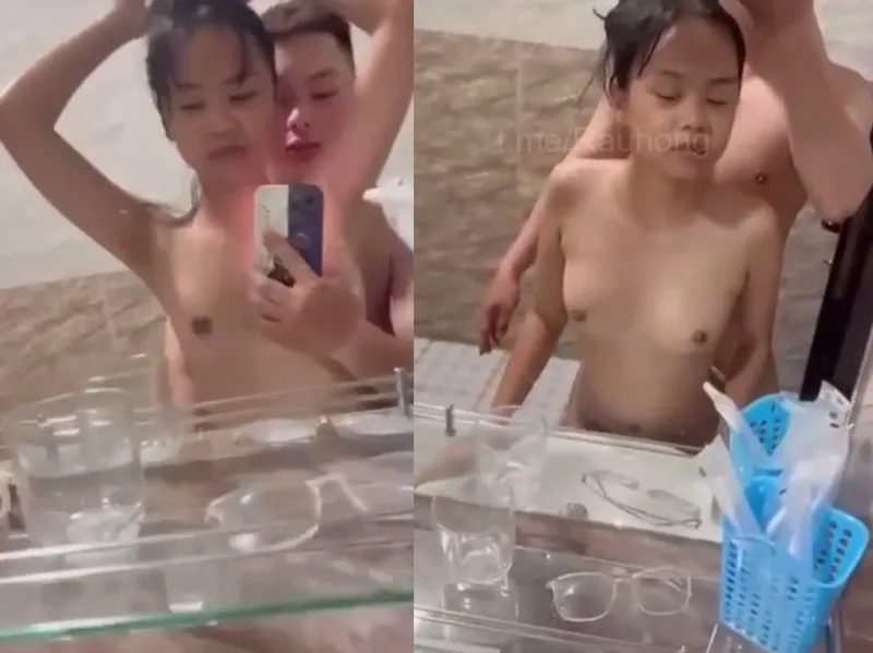 Dáng mảnh em cùng anh người yêu nện trước gương quay kỉ niệm